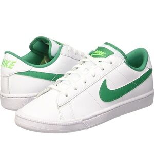 (NWOT) Nike White and Green Sneakers
